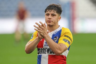 Londra Broncos takımından Oli Leyland, Betfred Süper Lig 25. Raundda oynanan John Smith Stadyumu 'nda Huddersfield Giants' a karşı Londra Broncos maçında, 8 Eylül 2024 'te oynanan maçtan sonra deplasman taraftarlarını alkışlıyor.