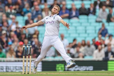 İngiltere 'den Olly Stone, 9 Eylül 2024' te Kia Oval, Londra 'da oynanan 4. Rothesay Test Maçı' nda topu teslim eder.