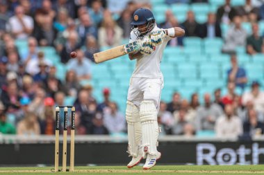 Sri Lanka 'dan Pathum Nissanka, 3. Rothesay Test Maçı 4. Gün İngiltere - Sri Lanka maçında 9 Eylül 2024' te Londra, Kia Oval 'da bir koşu yapıyor.