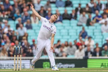 İngiltere 'den Olly Stone, 9 Eylül 2024' te Kia Oval, Londra 'da oynanan 4. Rothesay Test Maçı' nda topu teslim eder.