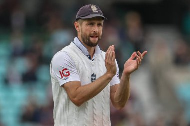 İngiltere 'den Chris Woakes, 9 Eylül 2024' te Kia Oval, Londra 'da oynanan 3. Rothesay Test Maçı' nda takım arkadaşlarını alkışlıyor.