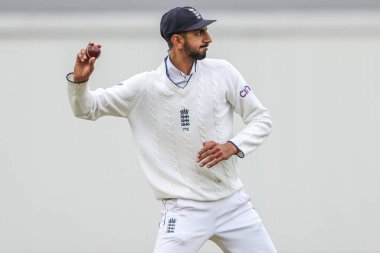 İngiltere 'den Shoaib Bashir, 9 Eylül 2024' te İngiltere 'nin Kia Oval, Londra' da Sri Lanka 'ya karşı oynadığı 3. Rothesay Test Maçı' nda topu iade etti.