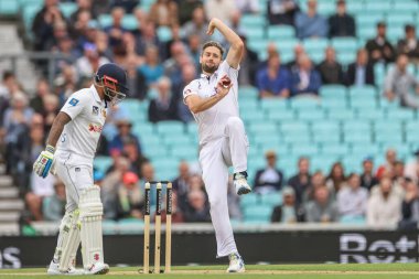 İngiltere 'den Chris Woakes, 9 Eylül 2024' te İngiltere 'nin Kia Oval, Londra' da Sri Lanka 'ya karşı oynadığı 3. Rothesay Test Maçı' nda topu teslim ediyor.