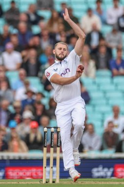 İngiltere 'den Gus Atkinson, 9 Eylül 2024' te İngiltere 'nin Kia Oval, Londra' da Sri Lanka 'ya karşı oynadığı 3. Rothesay Test Maçı' nda topu teslim ediyor.
