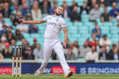 İngiltere 'den Gus Atkinson, 9 Eylül 2024' te İngiltere 'nin Kia Oval, Londra' da Sri Lanka 'ya karşı oynadığı 3. Rothesay Test Maçı' nda topu teslim ediyor.