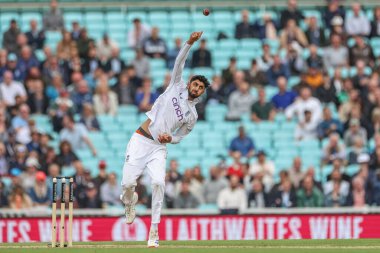 İngiltere 'den Shoaib Bashir, 9 Eylül 2024' te Kia Oval, Londra 'da oynanan Rothesay Test Maçı' nın dördüncü gününde topu teslim eder.