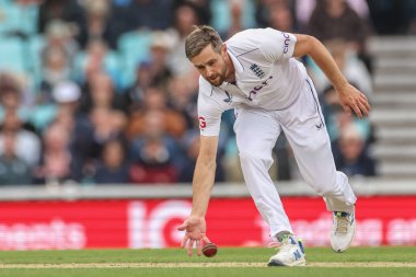 İngiltere 'den Chris Woakes, 9 Eylül 2024' te Kia Oval, Londra 'da oynanan 3. Rothesay Test Maçı' nda kendi topunu sahaya sürdü.