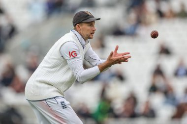 İngiltere 'den Joe Root, 9 Eylül 2024' te Kia Oval, Londra 'da oynanan 3. Rothesay Test Maçı' nda topu aldı.