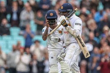 Sri Lanka 'dan Pathum Nissanka ve Sri Lanka' dan Angelo Mathews, 9 Eylül 2024 'te Kia Oval, Londra, Birleşik Krallık' ta yapılan 3. Rothesay Test Maçı 'nda testi kazanmayı kutladılar.