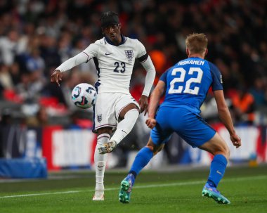 İngiltere 'den Noni Madueke topu UEFA Uluslar Ligi - B Grubu 2 İngiltere - İngiltere vFinlandiya Wembley Stadyumu, Londra, Birleşik Krallık, 10 Eylül 2024 tarihinde Finlandiya Ligi sırasında Finlandiya' dan Ilmari Niskanen 'e fırlattı.