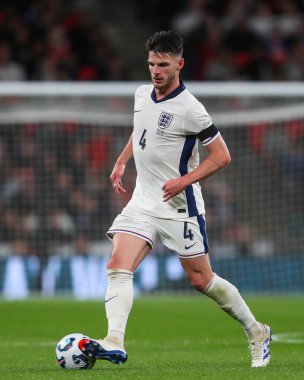 İngiltere 'den Declan Rice, UEFA Uluslar Ligi - B Grubu 2. İngiltere - İngiltere vFinlandiya Wembley Stadyumu, Londra, Birleşik Krallık, 10 Eylül 2024 tarihinde top ile bir ara verdi.