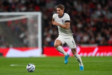 İngiltere 'den John Stones, 10 Eylül 2024' te Wembley Stadyumu 'nda oynanan UEFA Uluslar Ligi - B Grubu 2.