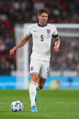 İngiltere 'den John Stones, 10 Eylül 2024' te Wembley Stadyumu 'nda oynanan UEFA Uluslar Ligi - B Grubu 2.