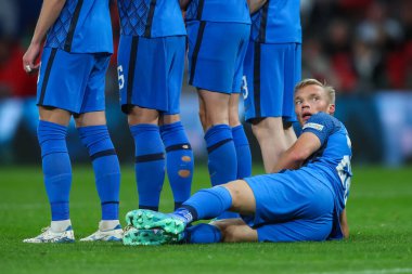 Finlandiya 'dan Ilmari Niskanen, 10 Eylül 2024' te Wembley Stadyumu 'nda UEFA Uluslar Ligi - B-Grubu İngiltere-Finlandiya maçı sırasında duvarın arkasında yatıyor.