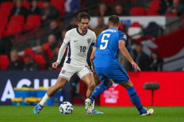 İngiltere 'den Jack Grealish, UEFA Uluslar Ligi - B Grubu 2 İngiltere-Finlandiya Wembley Stadyumu, Londra, İngiltere, 10 Eylül 2024' te Finlandiya Ligi sırasında Finlandiya 'dan Arttu Hoskonen ile karşılaşır.