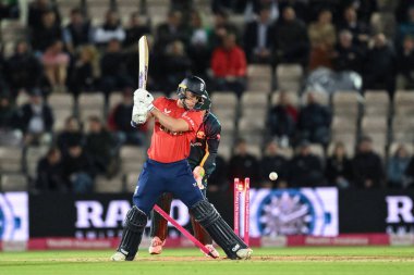 İngiltere 'den Jacob Bethell, 11 Eylül 2024' te Utilita Bowl, Southampton, İngiltere 'de oynanan 1. Vitality IT20 Serisi karşılaşmasında Avustralyalı Adam Zappa tarafından şaşkına çevrildi.