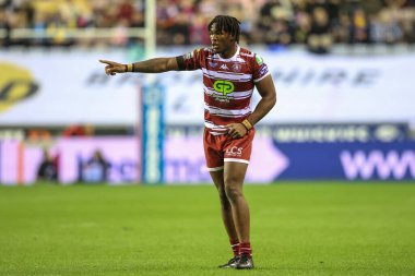 Wigan Warriors 'dan Junior Nsemba, 13 Eylül 2024' te Wigan Warriors - Leeds Rhinos maçında takım arkadaşlarına talimat verdi.