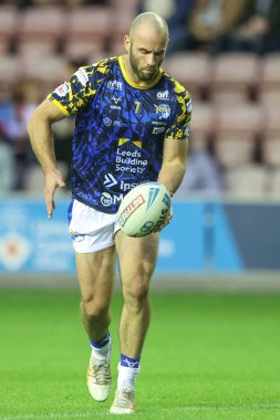 Leeds Rhinos takımından Matt Frawley, Betfred Süper Lig 26. Raundda Wigan Warriors, Leeds Gergedan 'a karşı oynadığı The Brick Community Stadyumu, Wigan, Birleşik Krallık' ta 13 Eylül 2024 'te oynanan karşılaşmada ısındı.