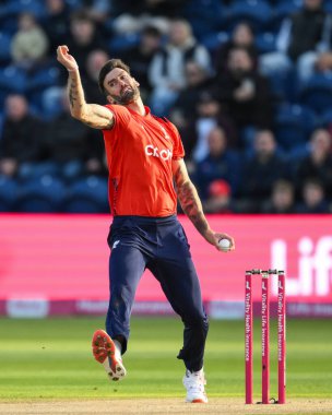 İngiltere 'den Reece Topley, 13 Eylül 202' de Sofya Bahçeleri Kriket Sahası, Cardiff, Birleşik Krallık 'ta ikinci Vitality IT20 Serisi İngiltere - Avustralya maçında topu teslim ediyor.