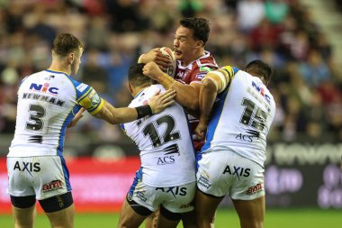 Wigan Warriors 'dan Tyler Dupree, Leeds Rhinos' tan Rhyse Martin ve Leeds Rhinos 'tan Sam Lisone, Wigan Warriors - Leeds Stadyumu, Wigan, İngiltere' de 13 Eylül 2024 'te oynanan 26.