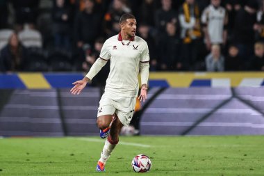 Sheffield United takımından De Souza Costa, 13 Eylül 2024 'te İngiltere' nin Hull Stadyumu 'nda oynanan Hull City-Sheffield United maçında pas arıyor.