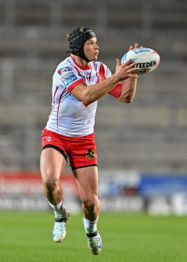 St. Helens takımından Jonny Lomax, Betfred Süper Lig 26. Raundda topu yakaladı. St Helens Castleford Tigers 'a karşı. Tam Wicked Stadyumu, St Helens, İngiltere, 13 Eylül 2024