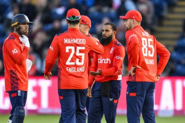 İngiltere 'den Adil Rashid, Avustralya' dan Matthew Short 'u 2. Vitality IT20 Serisi sırasında Sophia Gardens Cricket Ground, Cardiff, Birleşik Krallık' ta 13 Eylül 2024 'te kutluyor.