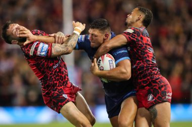 Ryan Hall of Hull KR, Leigh Leopards 'dan Gareth OBrien' ı 13 Eylül 2024 'te Leigh Sports Village, İngiltere' de oynanan Betfred Süper Lig 26. Raundda Leigh Leopards 'a karşı Hull KR maçında durdurdu.