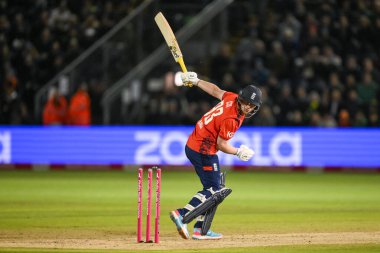 İngiltere 'den Jordan Cox, 13 Eylül 202' de Sophia Gardens Cricket Ground, Cardiff, İngiltere 'de oynanan İkinci Vitality IT20 Serisi sırasında Sean Abbott tarafından fırlatılan topa bakıyor.