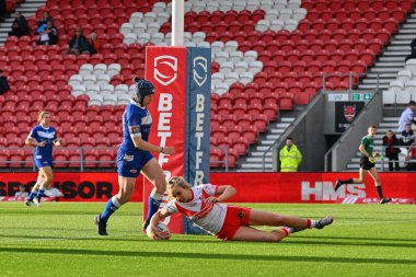 St. Helens 'ten Paige Travis, Betfred Kadınlar Süper Ligi' nde St Helens Kadınlar Barrow Raiders 'a karşı St Helens Kadınlar Stadyumu, St Helens, Birleşik Krallık, 13 Eylül 2024' te oynanan karşılaşmada 34-0 St. Helens 'e çıkmaya çalışıyor.