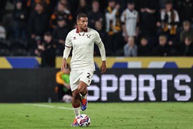 Sheffield United takımından De Souza Costa, 13 Eylül 2024 tarihinde İngiltere 'nin Hull şehrindeki MKM Stadyumu' nda oynanan Hull City-Sheffield United maçında topu düşürüyor.