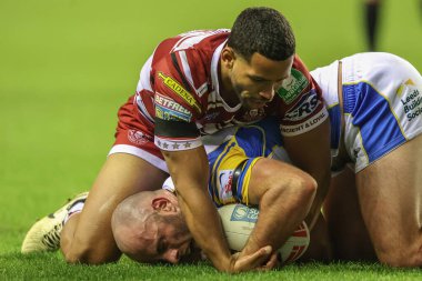 Wigan Warriors 'tan Kruise Leeming ve Leeds Rhinos' tan Matt Frawley, Wigan Warriors - Leeds Rhinos maçında top için 13 Eylül 2024 tarihinde Wigan, İngiltere 'deki The Brick Community Stadyumu' nda karşılaştılar.