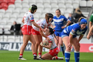 St. Helens 'ten Leah Burke, 13 Eylül 2024' te St Helens kadınlar Barrow Raiders 'a karşı oynanan Betfred Kadınlar Süper Ligi karşılaşmasında 48-0 St. Helens' e katılma çabasını kutluyor.