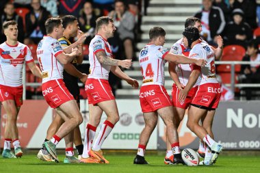 St. Helens takımından Jonny Lomax, Betfred Süper Lig 26. Raundda St Helens Castleford Tigers 'a karşı oynadığı St.Helens maçında 18-4 St. Helens' e katılma çabasını kutluyor.