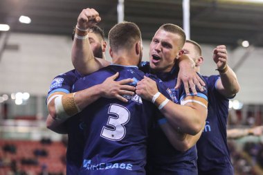 Hull KR 'dan Tom Opaci, 13 Eylül 2024' te Leigh Spor Köyü, Leigh, İngiltere 'de oynanan Betfred Süper Lig 26. Raundda oynanan Leigh Leopards - Hull KR maçında elenen 0-26' lık galibiyetini kutluyor.