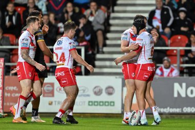 St. Helens takımından Jonny Lomax, Betfred Süper Lig 26. Raundda St Helens Castleford Tigers 'a karşı oynadığı St.Helens maçında 18-4 St. Helens' e katılma çabasını kutluyor.