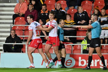 St. Helens 'ten Jon Bennison, 13 Eylül 2024' te St Helens 'in St.Wicked Stadyumu' nda oynanan Betfred Süper Lig 26. Maçı 'nda 14-0 St Helens' e katılma çabasını kutluyor.