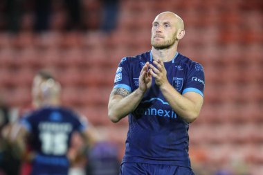 Hull KR 'dan Dean Hadley, 13 Eylül 2024' te Leigh Spor Köyü 'nde oynanan Betfred Süper Lig 26. Raundunun ardından seyircileri alkışlıyor.