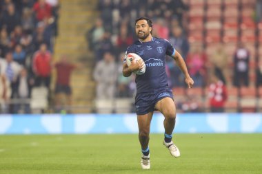 Hull KR takımından Peta Hiku, 13 Eylül 2024 'te Leigh Spor Köyü' nde oynanan Betfred Süper Lig 26. Raundda Leigh Leopards 'a karşı Hull KR maçında topu bırakıyor.