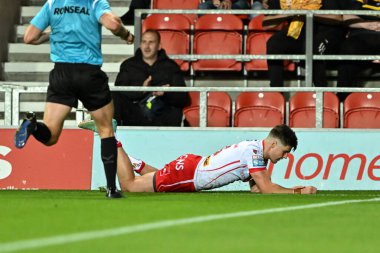 St. Helens 'ten Jon Bennison, Betfred Süper Lig 26. Raundda St Helens Castleford Tigers' a karşı oynadığı St.Helens maçında 14-0 St. Helens 'e çıkmaya çalışıyor.