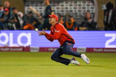 İngiltere 'den Brydon Carse, İngiltere' den Josh Inglis 'i İngiltere' den Sam Curran 'ın İkinci Vitality IT20 Serisi' nde Sophia Gardens Cricket Ground, Cardiff, Birleşik Krallık 'ta 13 Eylül 202' de Avustralya 'ya karşı oynadığı maçta yakaladı.