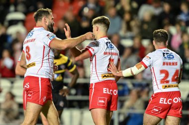 St. Helens takımından Jon Bennison, Betfred Süper Lig 26. Raundda St Helens Castleford Tigers 'a karşı oynadığı St.Helens maçında 10-0 St Helens' e karşı oynadığı maçı 13 Eylül 2024 'te kutluyor.