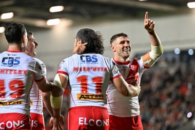 St. Helens takımından Tommy Makinson, Betfred Süper Lig 26. Raundda St Helens Castleford Tigers 'a karşı oynadığı St.Helens maçında 34-4 St. Helens maçına çıkmayı başarmasını kutluyor.