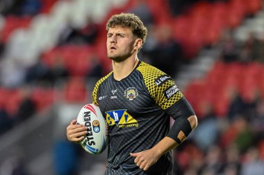 Castleford Tigers takımından George Lawler, 13 Eylül 2024 'te St Helens - Castleford Tigers maçında Betfred Süper Lig 26. Raundunun önünde ısınıyor.