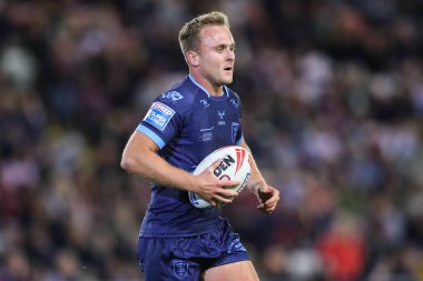 Hull KR takımından Jez Litten, 13 Eylül 2024 'te Leigh Spor Köyü' nde oynanan Betfred Süper Lig 26. Raundda Leigh Leopards 'a karşı Hull KR maçında topu bırakıyor.