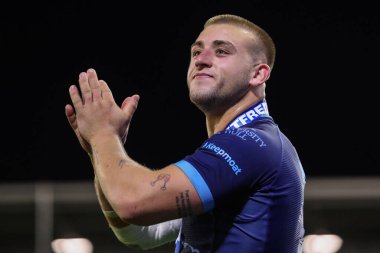 Hull KR 'dan Mikey Lewis, 13 Eylül 2024' te Leigh Spor Köyü 'nde oynanan Betfred Süper Lig 26. Raundunun ardından Leigh Leopards - Hull KR maçının seyircilerini alkışlıyor.