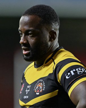 Castleford Tigers takımından Muizz Mustapha, 13 Eylül 2024 'te St Helens - Castleford Tigers maçında Betfred Süper Lig 26. Maçı öncesinde ısınıyor.