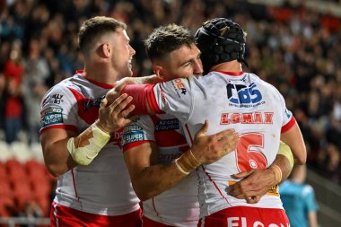 St. Helens takımından Tommy Makinson, Betfred Süper Lig 26. Raundda St Helens Castleford Tigers 'a karşı oynadığı St.Helens maçında 34-4 St. Helens maçına çıkmayı başarmasını kutluyor.