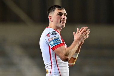 St. Helens takımından Lewis Dodd, Betfred Süper Lig 26. Raundda St Helens - Castleford Tigers maçında taraftarlarını tam zamanlı olarak alkışlıyor.