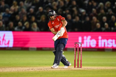 İngiltere 'den Phil Salt topu 2. Vitality IT20 Serisi sırasında 4 koşu için atıyor. İngiltere - Avustralya - Sophia Gardens Cricket Ground, Cardiff, Birleşik Krallık, 13 Eylül 202